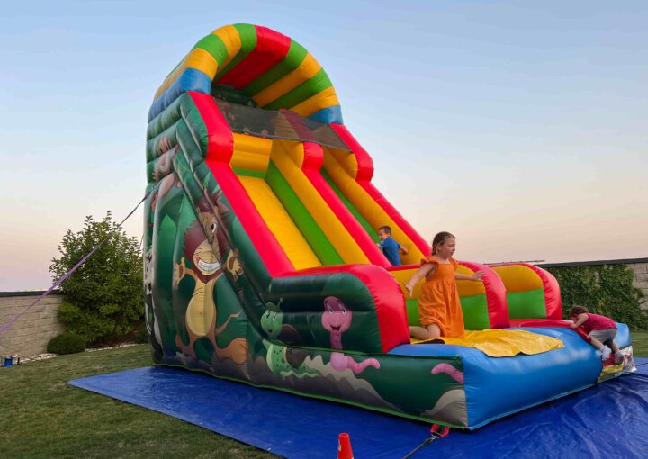 Hľadáte skákací hrad alebo šmykľavku na Vašu akciu ? Potom ste tu správne, kontaktuje nás a my sa Vám ozveme späť.